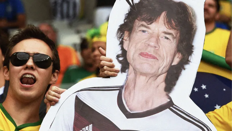 มิก แจ็กเกอร์ นักร้องนำวง The Rolling Stones กับฉายา “ผู้นำแต่ความโชคร้าย” เมื่อปรากฏตัวเชียร์ทีมไหน ทีมนั้นต้องเป็นฝ่ายพ่ายแพ้