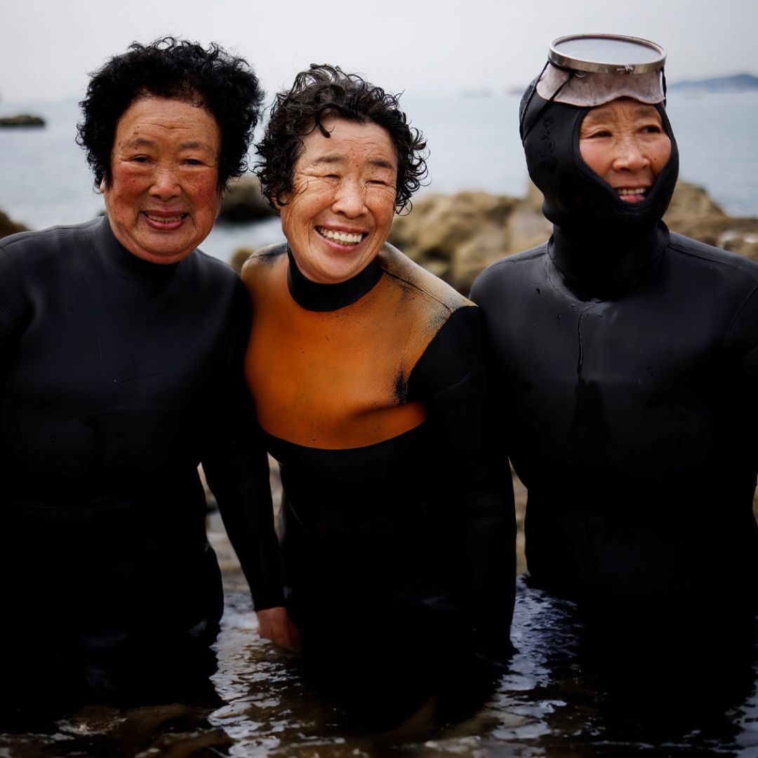 Haenyeo แกงค์อาจุมม่านักดำน้ำแห่งเกาะเชจูที่ freedive หาปลาตั้งแต่ 
6 โมงเช้า เพื่อหาเลี้ยงชีพแทนผู้ชาย