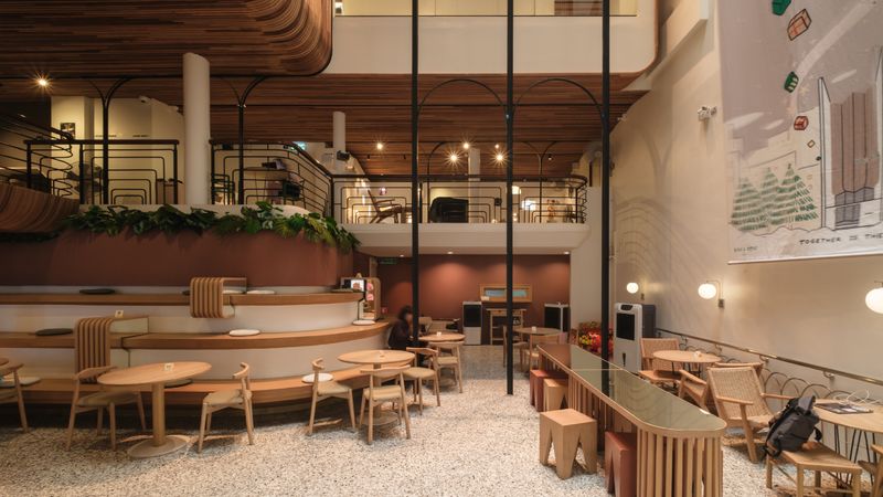 ยินดีต้อนรับสู่ตรอกนาวา คุยกับ เบ้น-ปริญ จิวารุ่งเรือง เจ้าของ Double B Hostel การปัดฝุ่นตึกแถวเก่าเกือบ 100 ปี ที่บอกเล่าความเชื่อจีนผสานกลิ่นอายตะวันตก