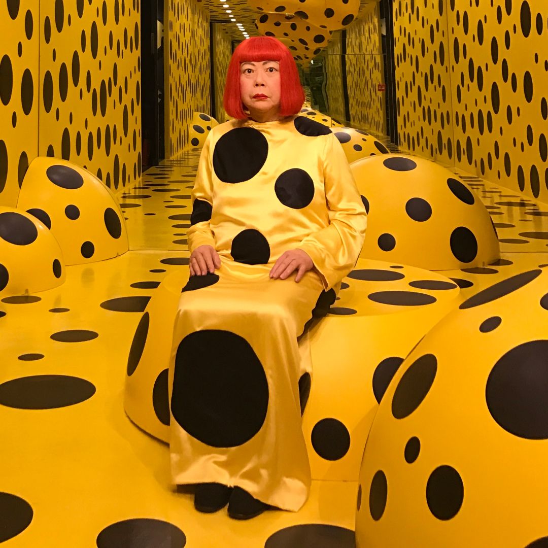 เรื่องราวชีวิตที่ซ่อนอยู่เบื้องหลังผลงานของ ‘Yayoi Kusama’ ศิลปินผู้ขับเคลื่อนความเท่าเทียมผ่านศิลปะ ‘ลายจุด’ จนถึงวาระสุดท้ายของชีวิตในวัย 97 ปี