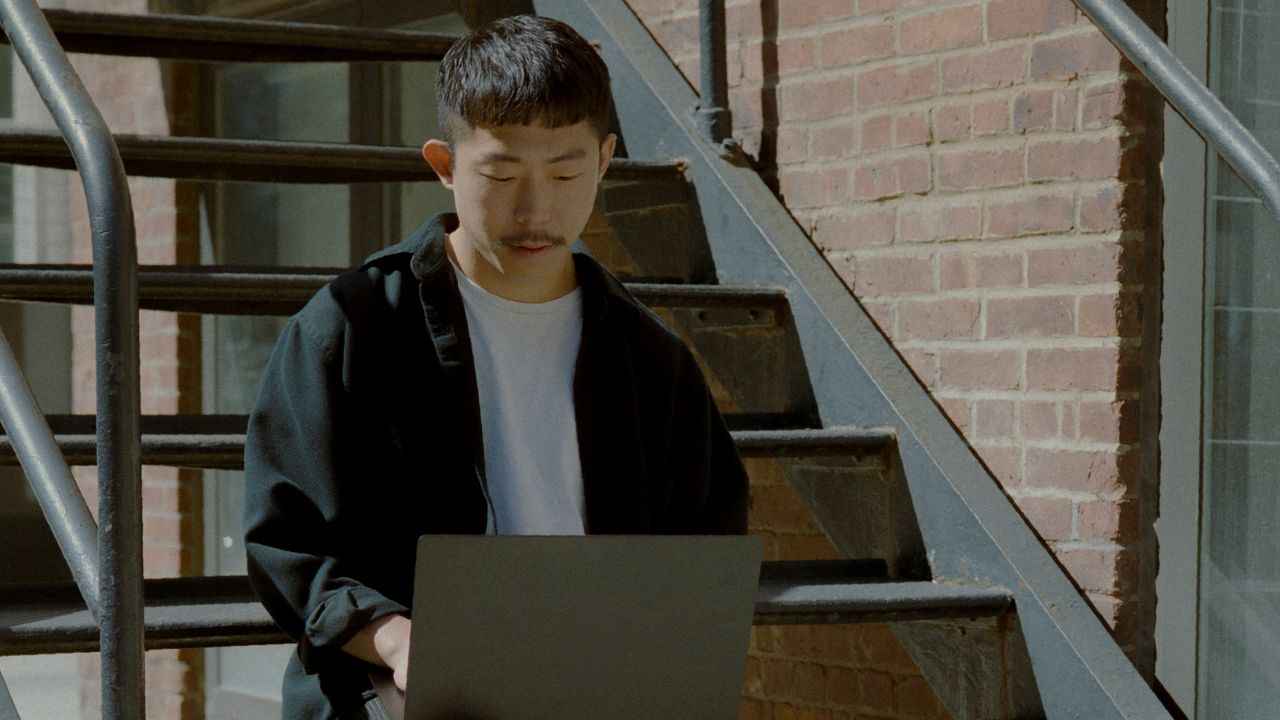 คู่มือ “คนตัวเบา” ในโลกที่เอาแน่ไม่ได้ เข้าใจเหตุผลคนเก่งทั่วโลก ทำไมต้องไขว่คว้าทักษะข้ามพรมแดน และไม่ฝากชีวิตไว้แค่ประเทศเดียว