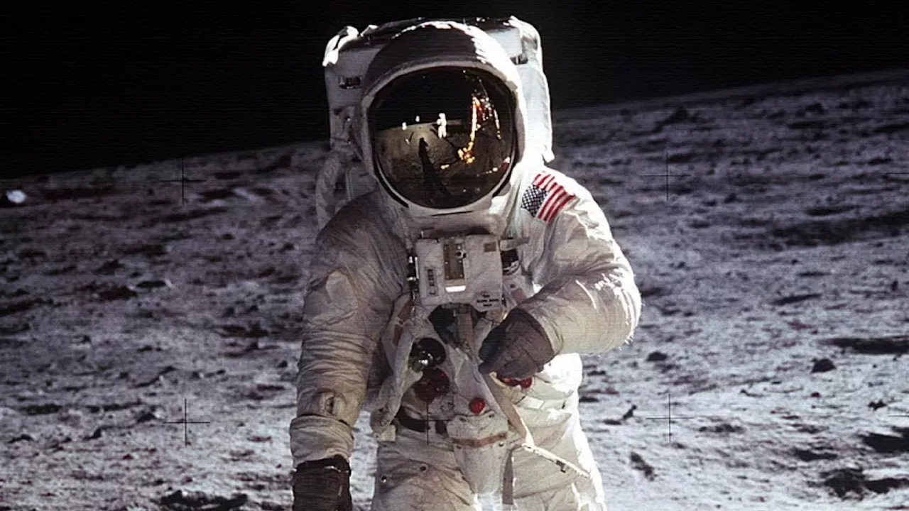 20 กรกฎาคม 1969 ครบรอบ 57 ปี ‘Apollo 11’ ยานอวกาศลำแรกที่ลงจอดบนดวงจันทร์สำเร็จ กับ 5 เรื่องราวเบื้องหลังที่หลายคนไม่เคยรู้ และบทสรุป…ถ้านาซาพาพวกเขากลับมาไม่ได้?