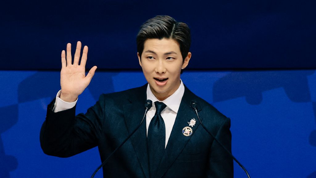 RM หัวหน้าวง BTS  สร้างประวัติศาสตร์ศิลปินเคป๊อปคนแรก ขึ้นพูดในงาน APEC CEO Summit 2025