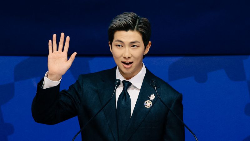 RM หัวหน้าวง BTS  สร้างประวัติศาสตร์ศิลปินเคป๊อปคนแรก ขึ้นพูดในงาน APEC CEO Summit 2025