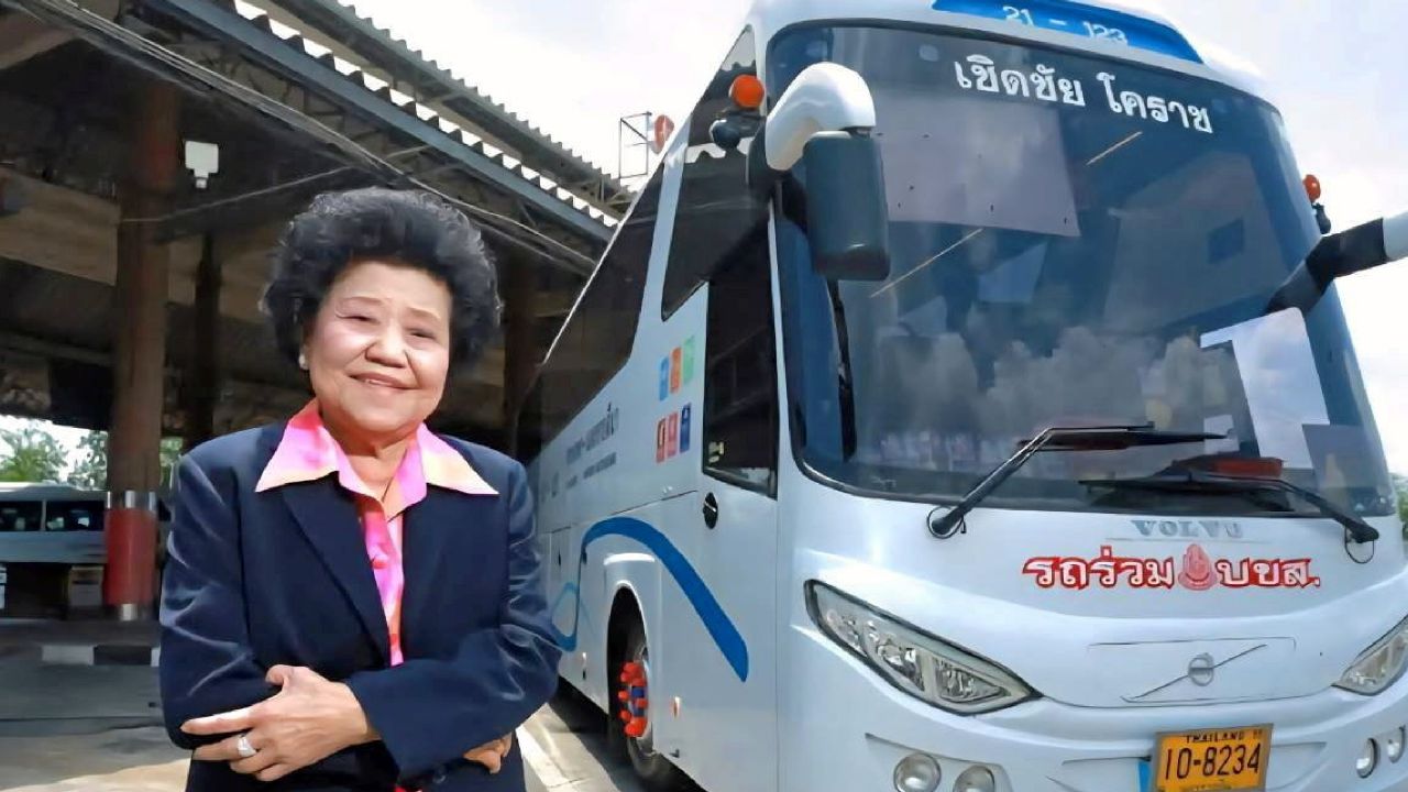 อำลาเจ๊เกียว ผู้พาคนไทยกลับบ้าน สิ้นสุดยุคทองของรถทัวร์ในวันที่ล้อรถหมุนตามโลกไม่ทัน