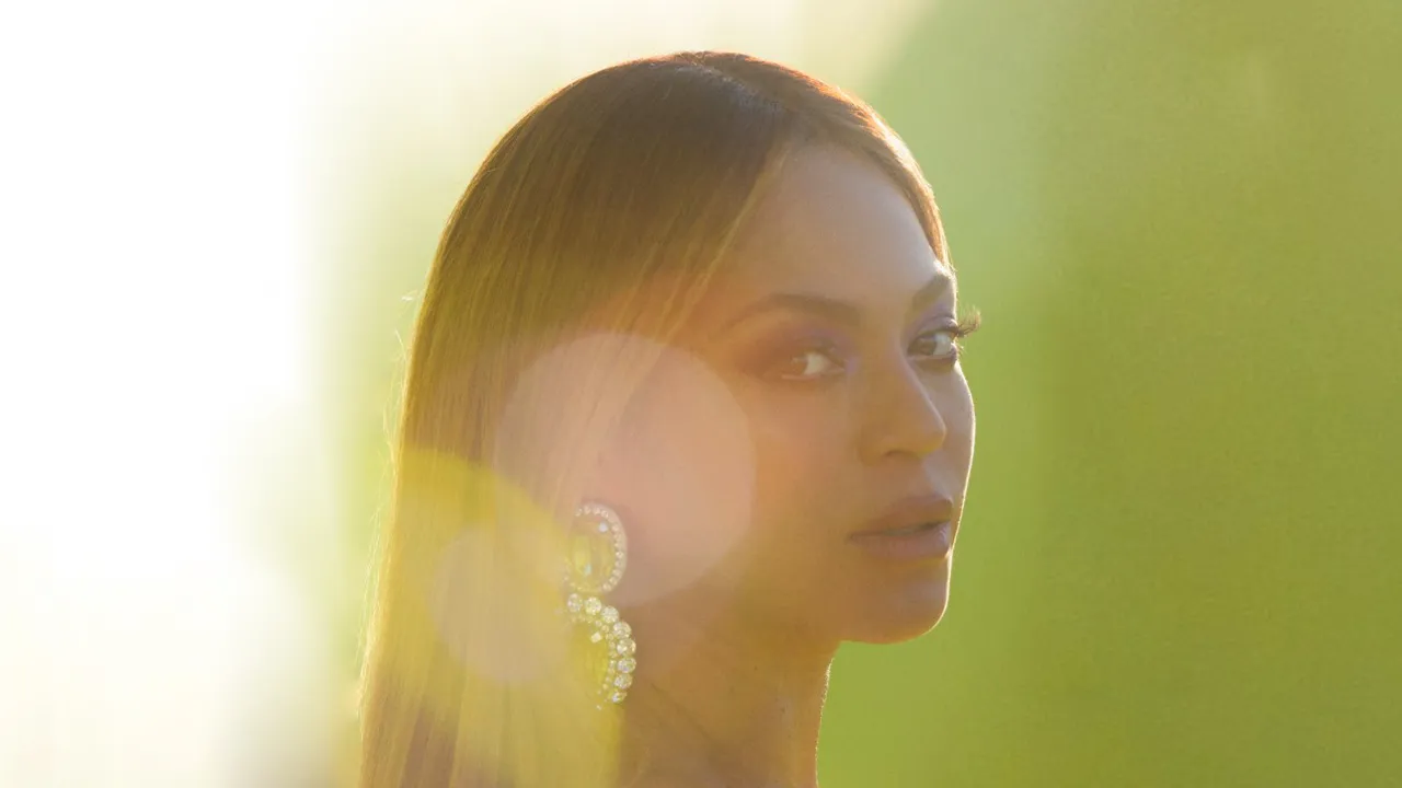 “เฟมินิสต์ทำให้ฉันเป็นมนุษย์” และการบอกเล่าพลังหญิงผ่านบทเพลง - BEYONCE