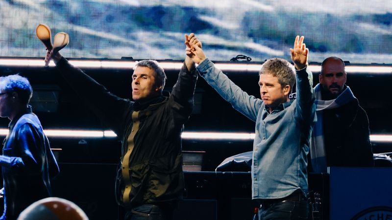 ทำไมเราถึงมูฟออนจากเพลงวง Oasis ไม่ได้? เรื่องเล่าของคนที่เกิดปีเดียวกับ Oasis และเดินทางไปชมคอนเสิร์ต The Oasis Live ‘25 Tour ครั้งแรก