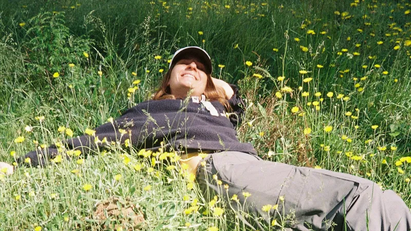 Hopecore การเอาตัวรอดแบบ Gen Z เมื่อทุนนิยมไม่อนุญาตให้เราฝันใหญ่ คนรุ่นใหม่จึงหันหลังให้เป้าหมายราคาแพง แล้วหันมามีความสุขกับสิ่งเล็กๆ ก็เพียงพอ