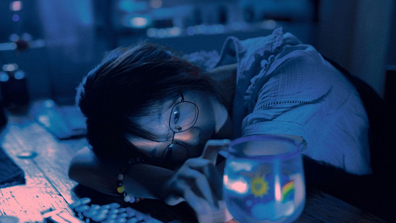 เหนื่อยก็เหนื่อย ดึกก็ดึก แต่ง่วงแค่ไหนก็ไม่ยังอยากนอน เจาะพฤติกรรม ‘ล้างแค้นชีวิตด้วยการนอนดึก’ กับแนวทาง ‘นอนดี’ ฉบับคนที่มีเวลากลางคืน เป็นเซฟโซนเดียวของวัน