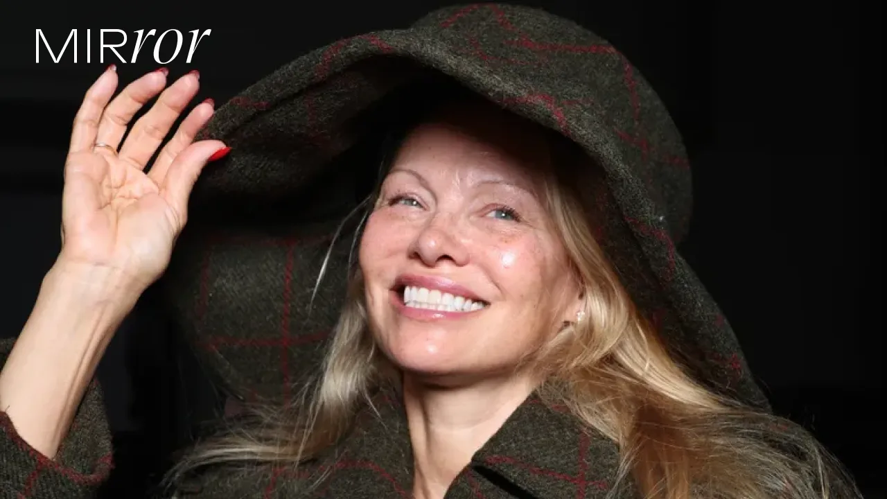 Pamela Anderson วัย 56 กับการเลือกเผย ‘หน้าสด’ ในปารีสแฟชั่นวีค จนกลายเป็นไวรัล