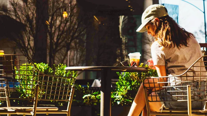 เดินป่า นั่งคาเฟ่ ปั้นเซรามิก ลอง ‘เดตกับตัวเอง’ สักครั้ง เมื่อการมอบเวลาและพื้นที่ส่วนตัว ให้เราโอบกอดและเห็นคุณค่าในตัวเอง คือจุดเริ่มต้นของการรักคนอื่นให้เป็น
