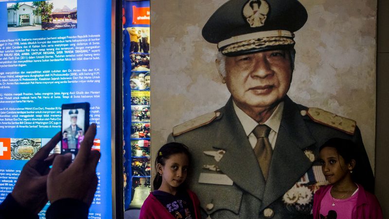 ซูฮาร์โต วีรบุรุษของอินโดนีเซีย บิดาแห่งการพัฒนา หรือเผด็จการมือเปื้อนเลือด