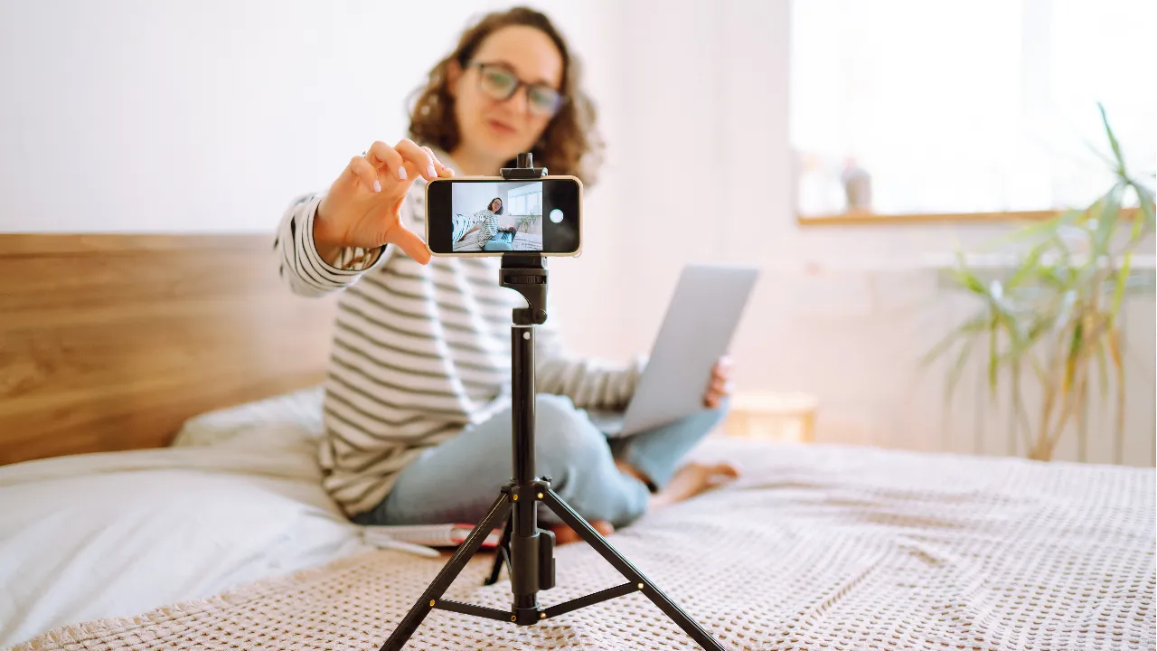 แนะนำ 10 ขาตั้งกล้องมือถือ ยี่ห้อไหนดี 2568 น้ำหนักเบา พกง่าย ถ่ายภาพไม่สั่น