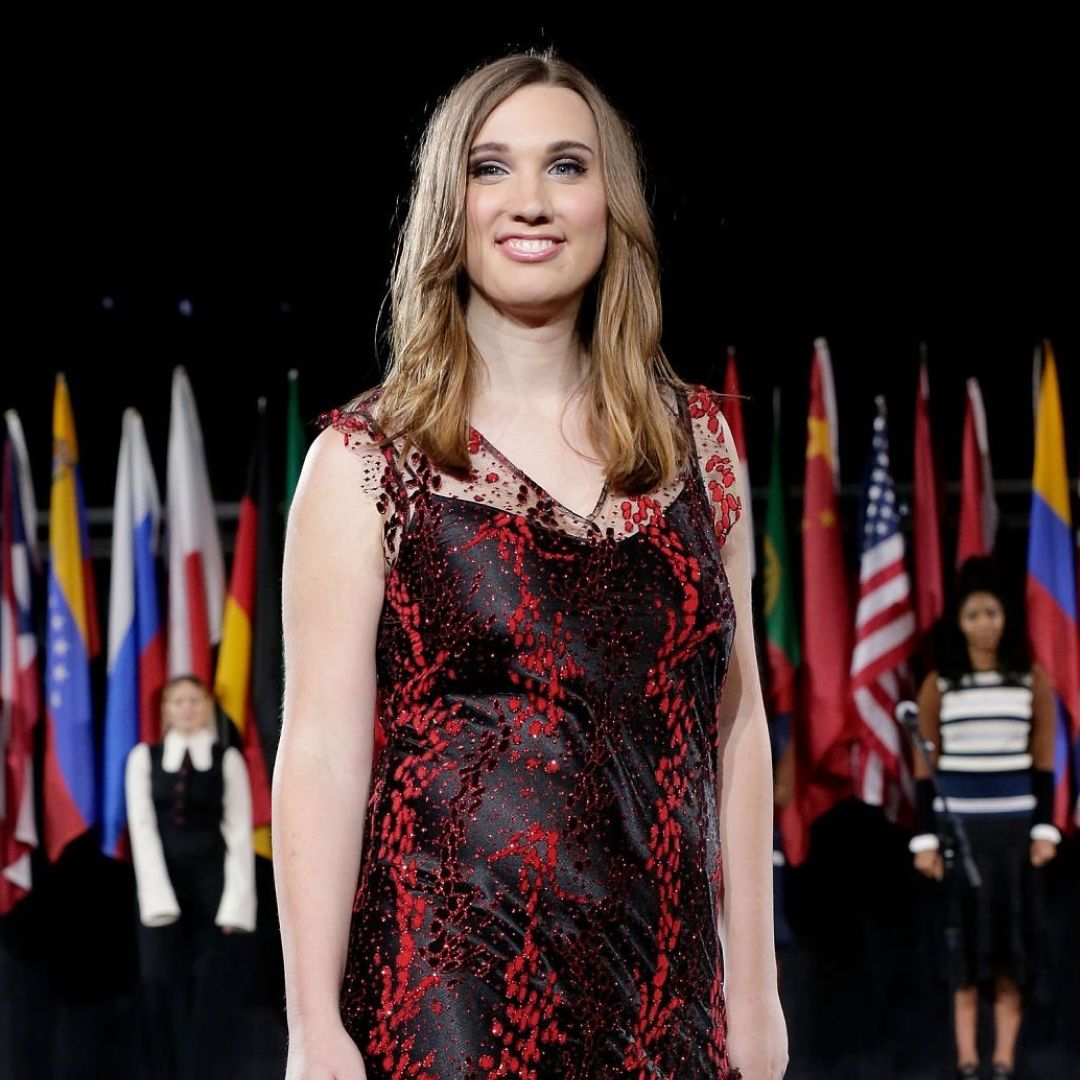 Sarah McBride 
‘สส. ทรานส์เจนเดอร์’ คนแรกในสภาคองเกรส ผู้ผลักดันทั้งประเด็น LGBTQ และบริการสุขภาพ จนได้ใจประชาชนคนทำงานและชนะการเลือกตั้ง!