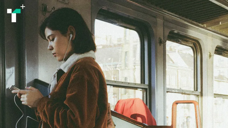 ดูข่าวก็เครียด ไม่ดูก็รู้สึกตามโลกไม่ทัน สำรวจสภาวะความเครียดจากการเสพข่าว เมื่อบาดแผลทางใจเริ่มจากการไถจอ