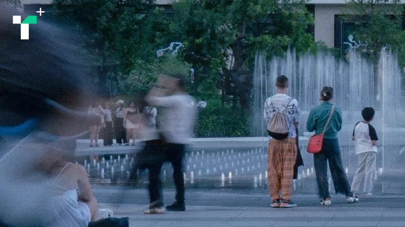 สำรวจปรากฏการณ์ ‘คนเดินวนน้ำพุ’  เมื่อการ ‘มู’ เป็นตัวช่วยเล็กๆ ในการเยียวยาใจ ท่ามกลางโลกที่วุ่นวายและยากจะควบคุม