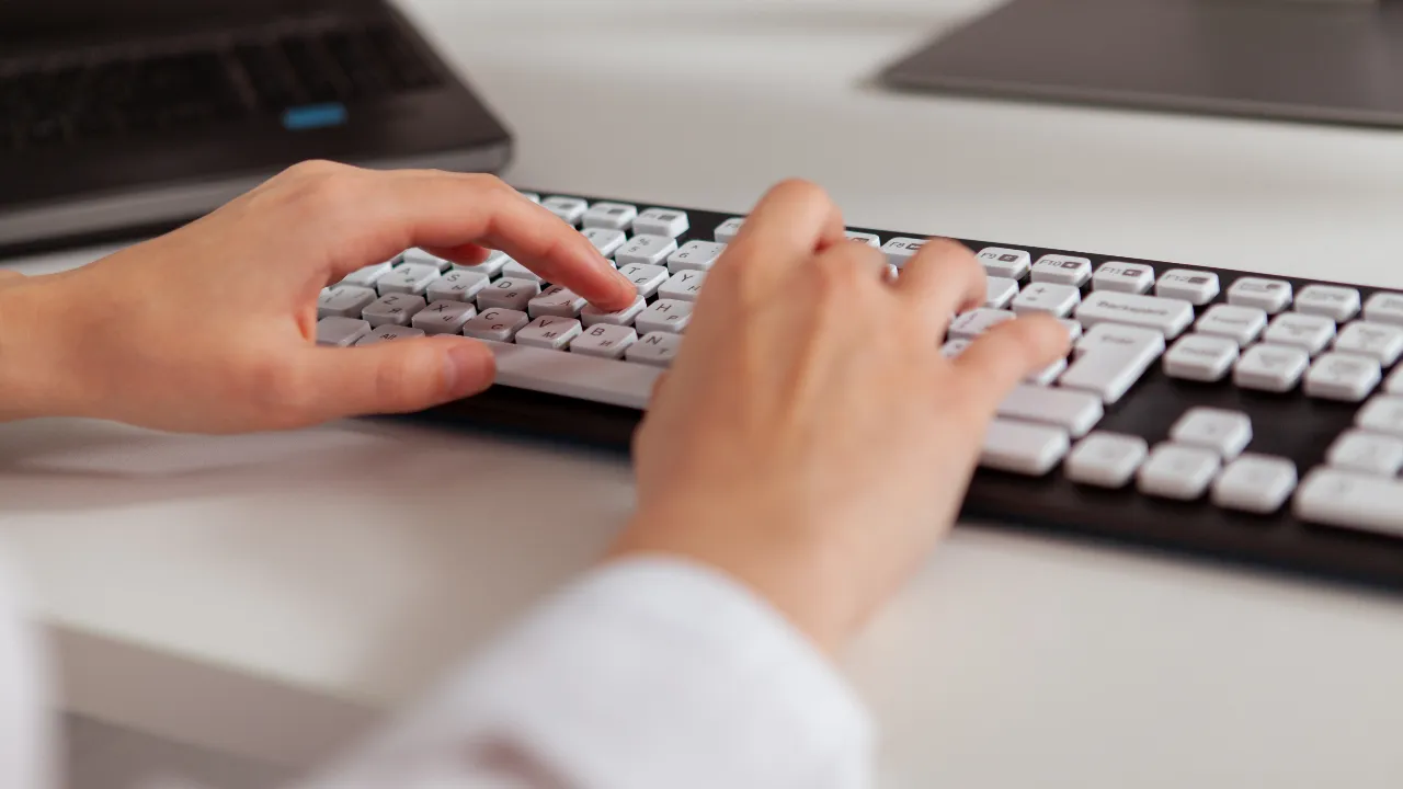 10 คีย์บอร์ดไร้สาย ยี่ห้อไหนดี 2025 เชื่อมต่อไว แป้นพิมพ์กดง่าย มีแบตในตัว