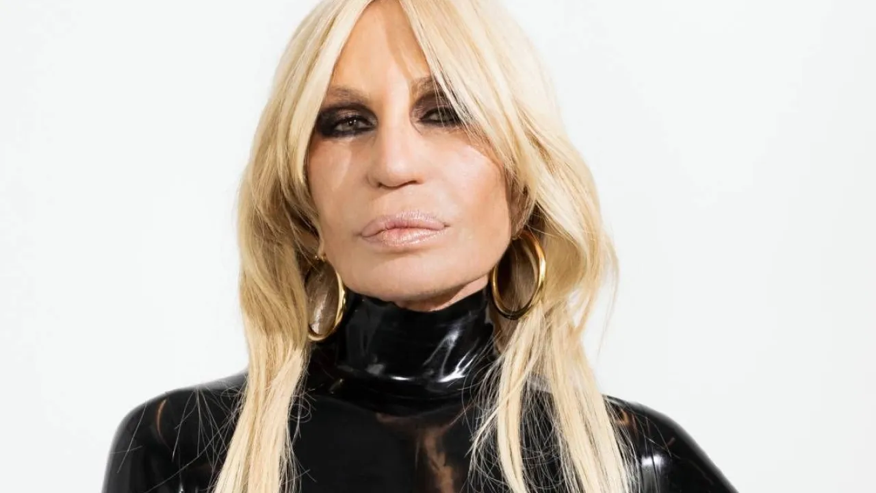 Donatella Versace วิจารณ์รัฐบาลอิตาลีที่ออกกฎหมายจำกัดสิทธิ LGBTQ กลางเวที CNMI ในมิลานแฟชั่นวีก