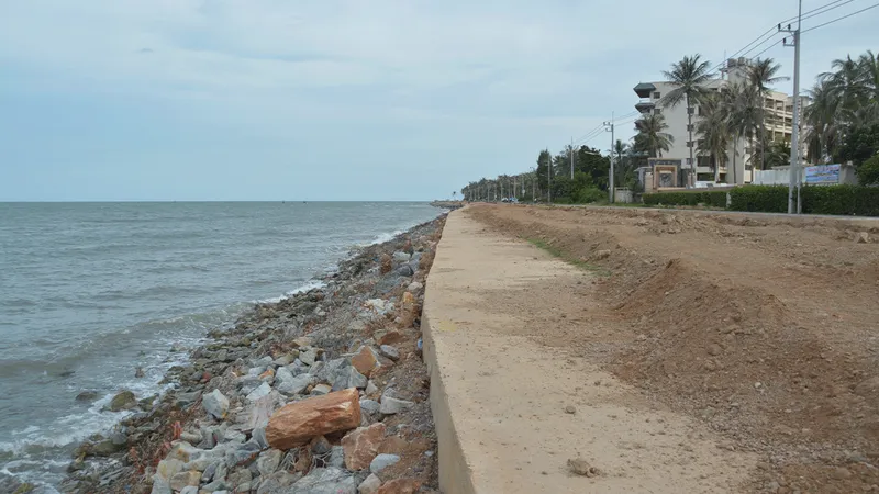 ‘กำแพงกันคลื่น’ ความตายของชายหาด ประชาชนไม่อยากได้ แต่รัฐอยากสร้าง