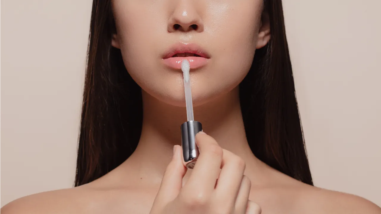 10 ลิปออยล์ ยี่ห้อไหนดี 2025 ชุ่มชื้น ปากฉ่ำวาว ไม่แห้งลอก