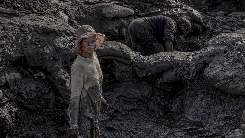 เมื่อสมาร์ทโฟนในมือ อาจแลกมาด้วยลมหายใจในคองโก วิกฤตมนุษยธรรมที่ถูกลืม ความเลวร้ายที่หล่อเลี้ยง ชีวิตดิจิทัลของพวกเรา