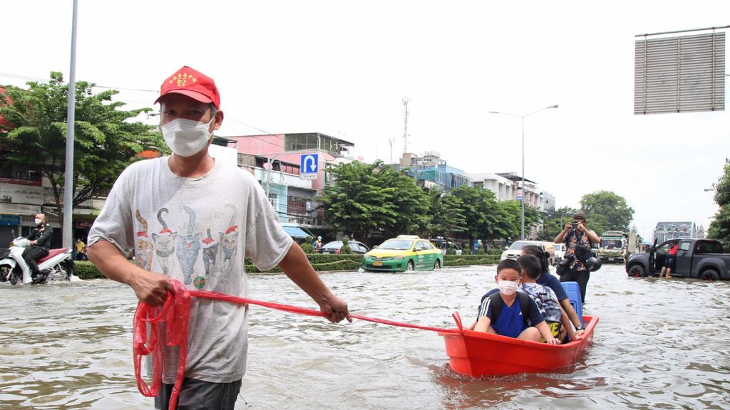 ยิ่งเกิดภัยพิบัติ ยิ่งสามัคคีจริงไหม? เมื่อความสามัคคีของประชาชนยามทุกข์ยาก ไม่ใช่แค่เรื่องของความสวยงาม แต่คือการสื่อสารว่า “รัฐกำลังล้มเหลว”