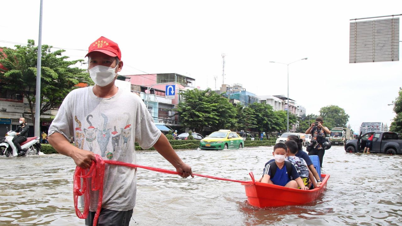 ยิ่งเกิดภัยพิบัติ ยิ่งสามัคคีจริงไหม? เมื่อความสามัคคีของประชาชนยามทุกข์ยาก ไม่ใช่แค่เรื่องของความสวยงาม แต่คือการสื่อสารว่า “รัฐกำลังล้มเหลว” 