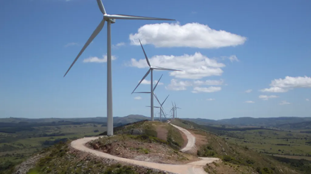 ประเทศเล็ก บทเรียนใหญ่ เมื่ออุรุกวัยสามารถใช้พลังงานหมุนเวียนได้ถึง 99% เรียนรู้ความสำเร็จในการสร้างอธิปไตยทางพลังงาน ด้วยความกล้าปลดแอกทุนน้ำมัน