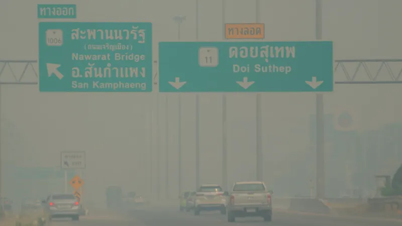 “เมืองที่ (ไม่) น่าอยู่ที่สุดในโลก?” วิกฤตหมอกควันที่กำลังเปลี่ยนเมือง เมื่อฝุ่นไม่ได้ทำลายแค่สุขภาพ แต่บีบให้คนไม่มีทางเลือกต้องจำยอม และผลักให้คนเก่งต้องออกไปทำงานที่อื่น