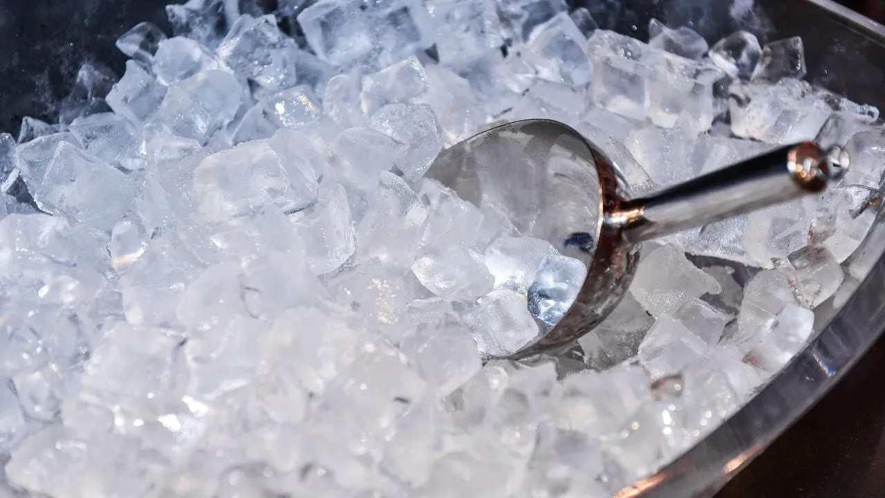 รวม 15 เครื่องทำน้ำแข็งยี่ห้อไหนดี 2023 รุ่นเล็ก ใช้ง่าย ทำน้ำแข็งไว