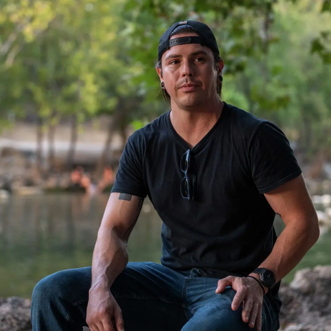 ชาวเท็กซัสรวมเงินช่วยเหลือ หมอรักษาให้ฟรี กรณีชายวัย 33 ปี ที่ช่วยปกป้องสาวข้ามเพศที่ถูกคุกคาม-ทำร้าย จนตัวเองถูกต่อยกรามแตก